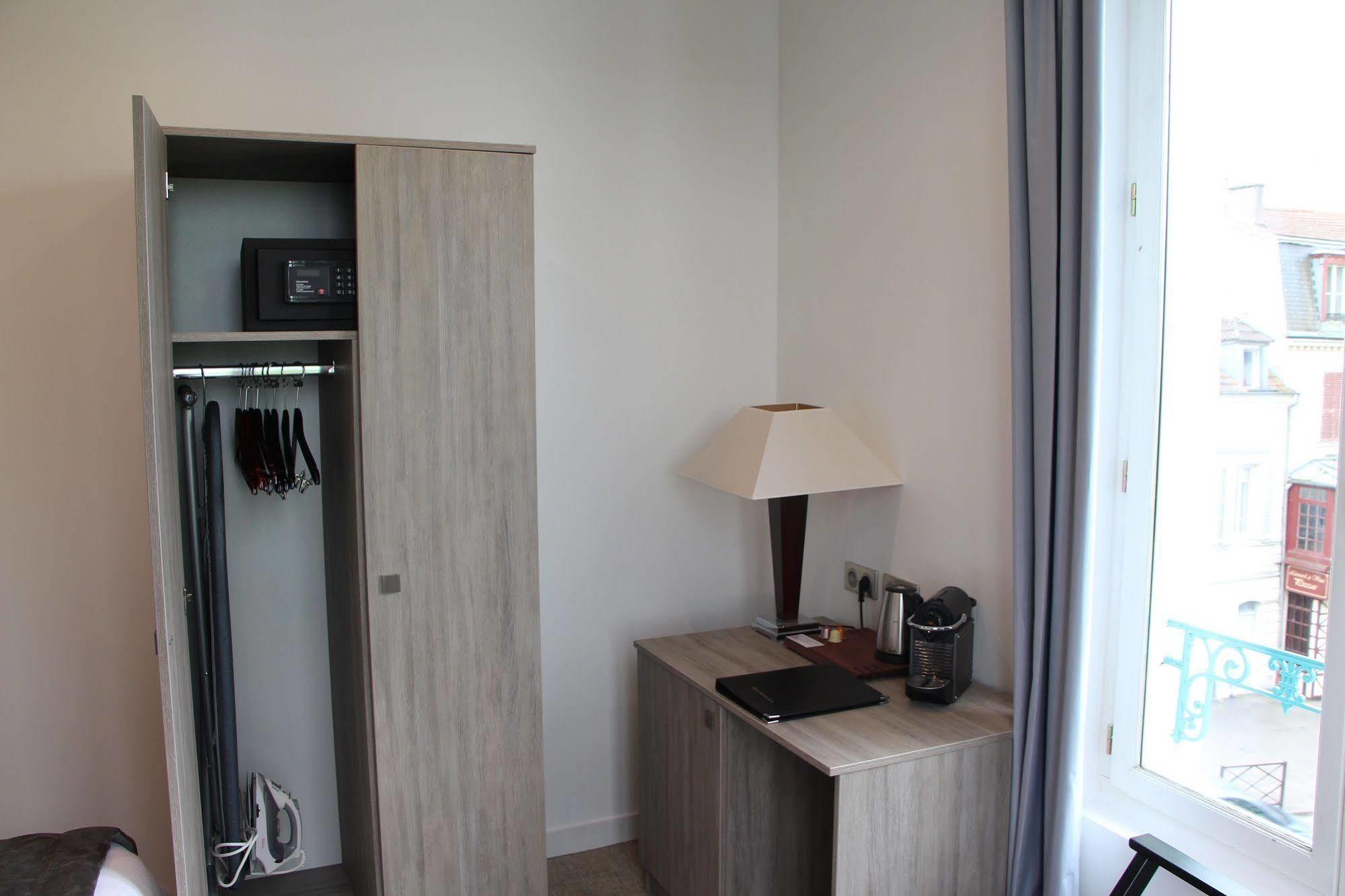 Hotel L'Esturgeon Poissy Kültér fotó