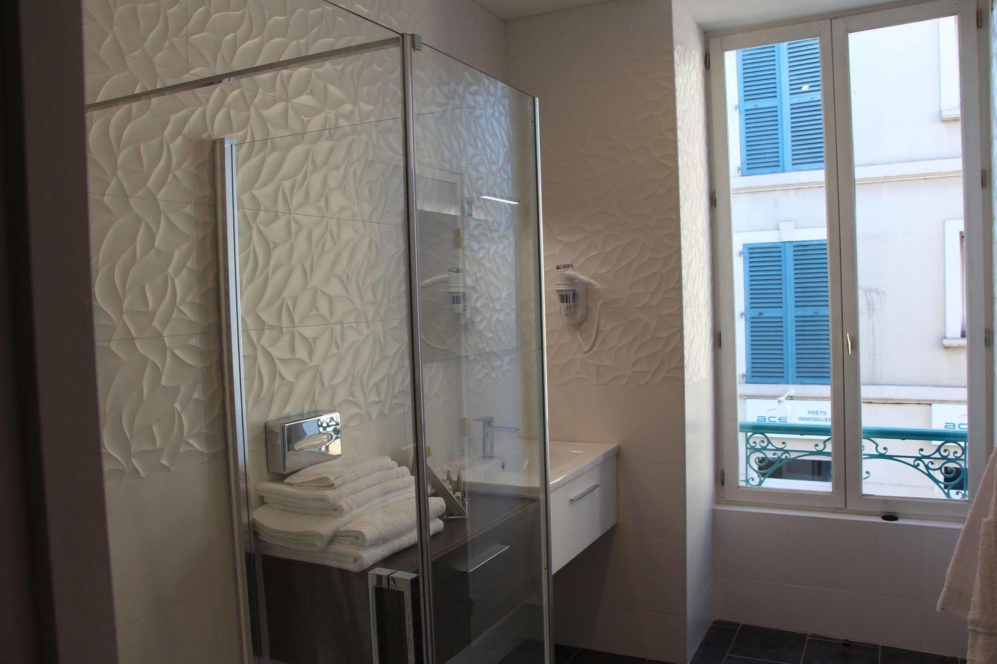 Hotel L'Esturgeon Poissy Kültér fotó