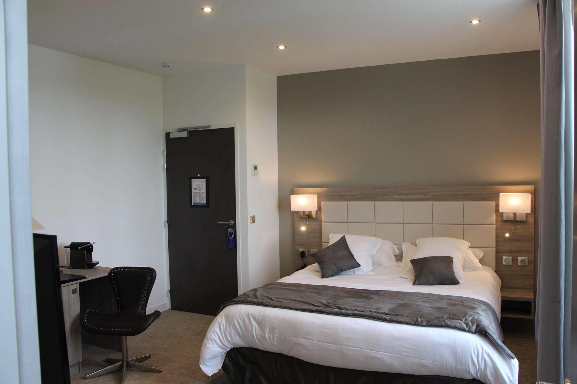 Hotel L'Esturgeon Poissy Kültér fotó